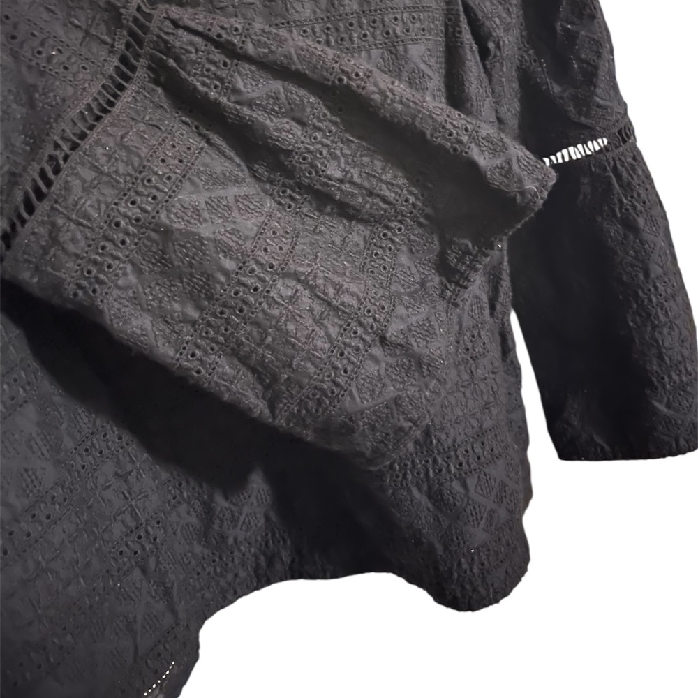 Gap Women’s Black Textured Eyelet Top with Bell Sleeves Sz-M - Picture 3 of 6